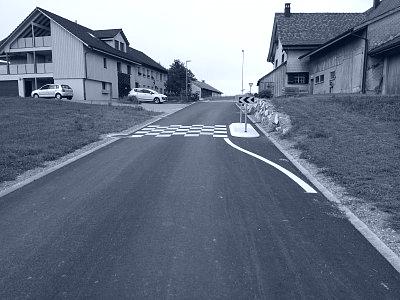 Neue Strassenmarkierung und bauliche Massnahme