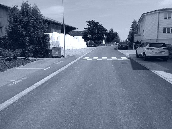 Neue Strassenmarkierungen im Wohnquartier
