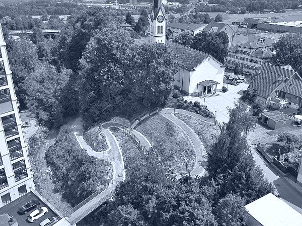 Neuer Fussweg mit Steg aus der Drohnenperspektive
