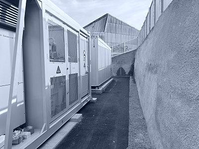 Permanente Nagelwand und Anlagecontainer